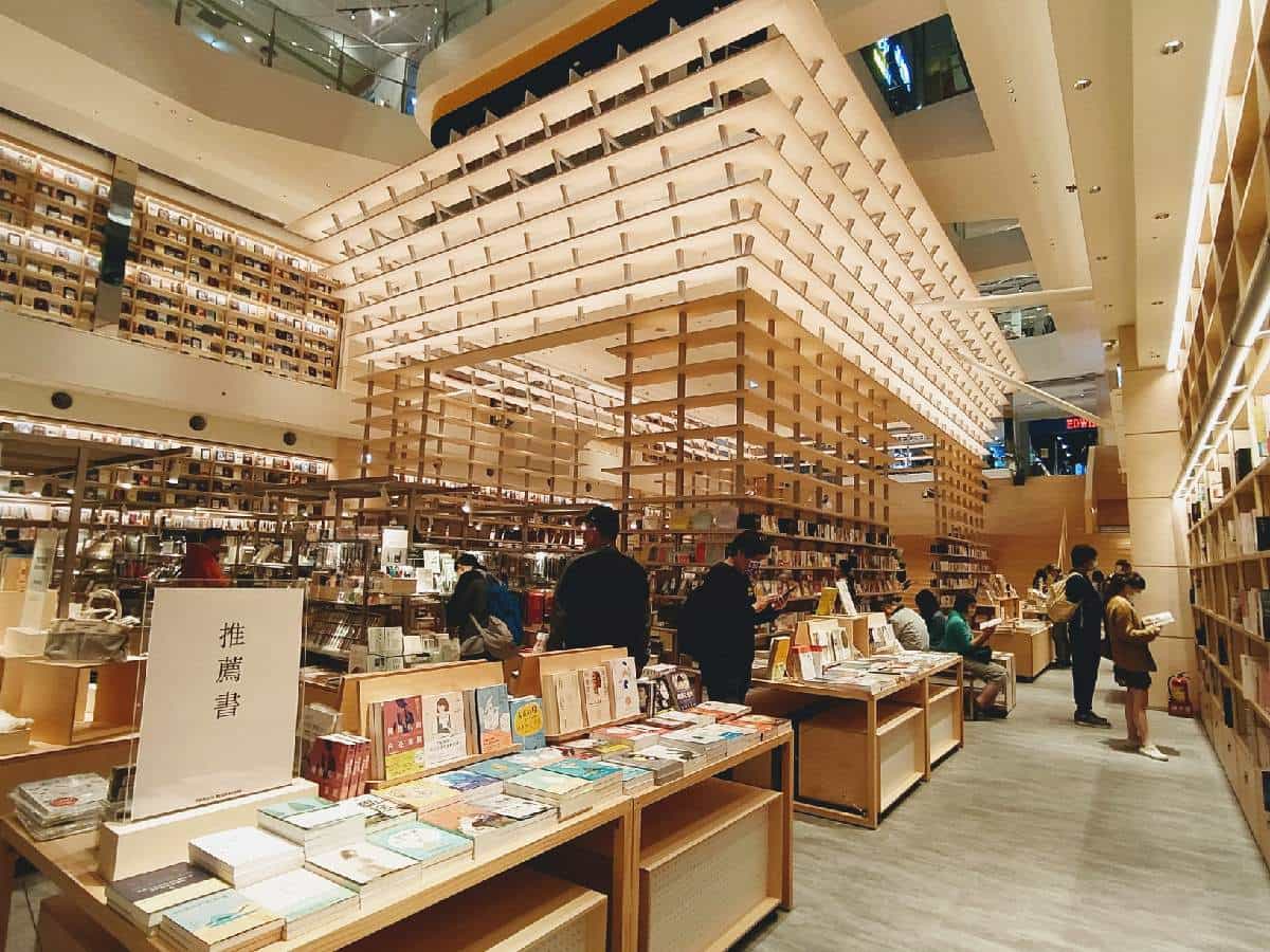 新竹蔦屋書店試營運！兩層樓環景書牆太震撼，和超萌的三麗鷗兒童閱讀區
