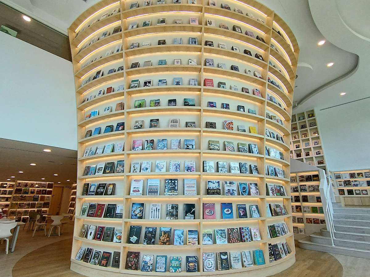 益品書屋EP – BOOKS，咖啡、閱讀、音樂，有如圖書館般文化寶藏
